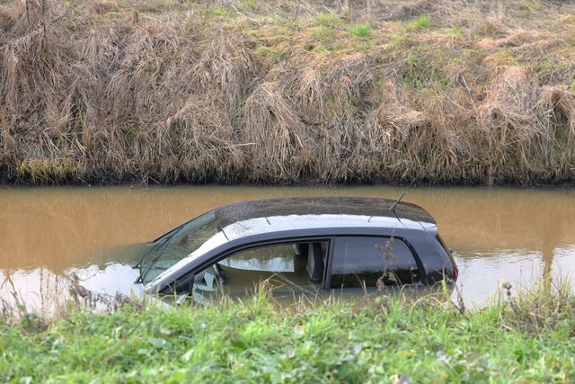 Auto te water aan de Keurweg: remmen weigeren dienst in verraderlijke bocht