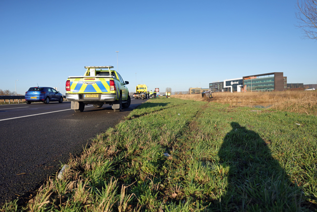 Bestelbus vliegt over sloot na crash op A59 bij Waalwijk