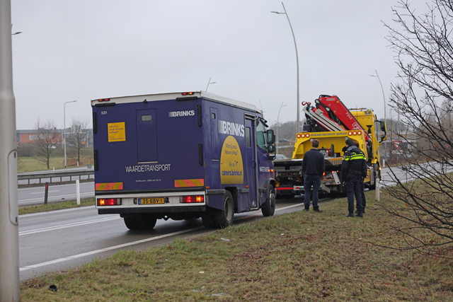 Politie bewaakt gestrande geldwagen op Midden-Brabantweg Waalwijk