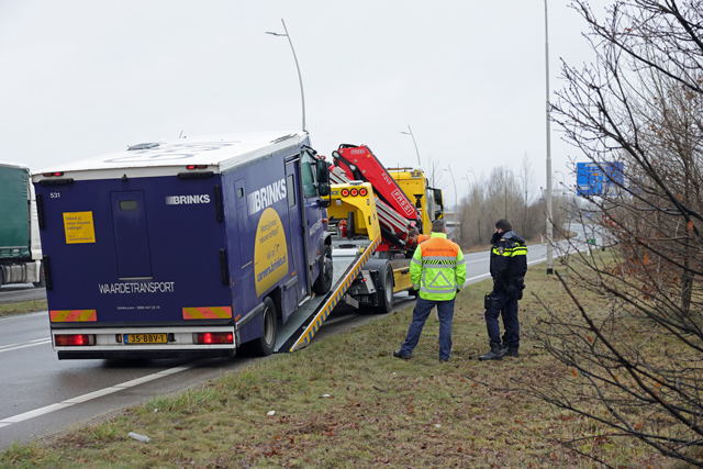 Politie bewaakt gestrande geldwagen op Midden-Brabantweg Waalwijk