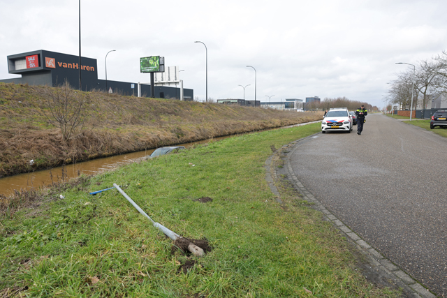 Auto te water aan de Keurweg: remmen weigeren dienst in verraderlijke bocht