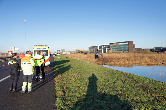 Bestelbus vliegt over sloot na crash op A59 bij Waalwijk