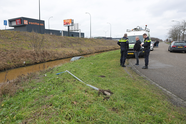 Auto te water aan de Keurweg: remmen weigeren dienst in verraderlijke bocht
