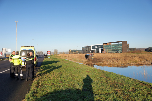 Bestelbus vliegt over sloot na crash op A59 bij Waalwijk