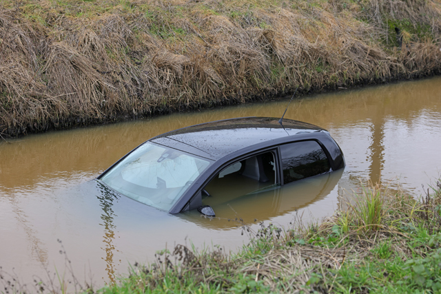 Auto te water aan de Keurweg: remmen weigeren dienst in verraderlijke bocht