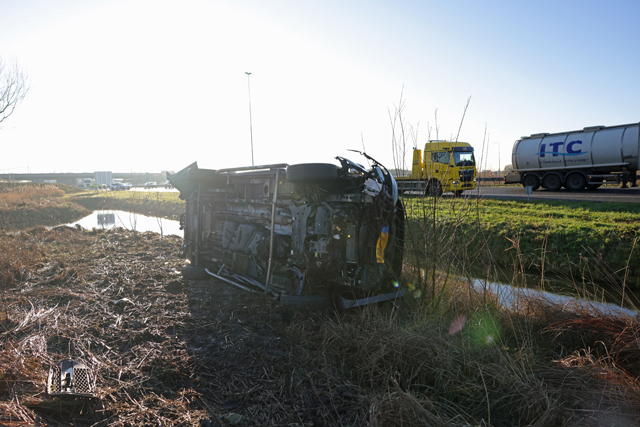 Bestelbus vliegt over sloot na crash op A59 bij Waalwijk