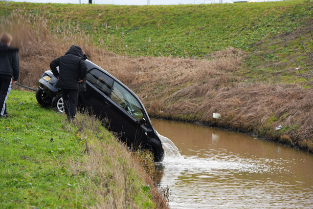 Auto te water aan de Keurweg: remmen weigeren dienst in verraderlijke bocht