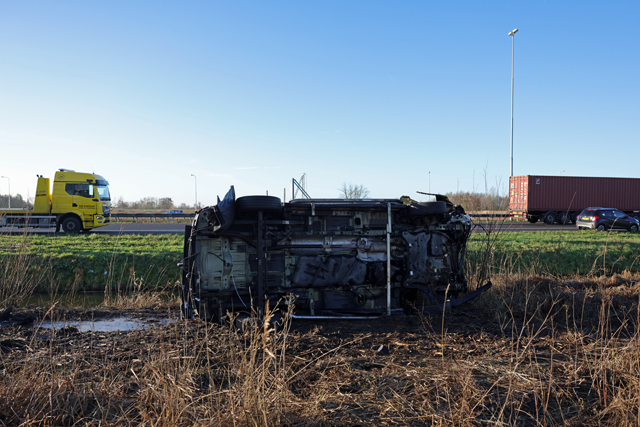 Bestelbus vliegt over sloot na crash op A59 bij Waalwijk