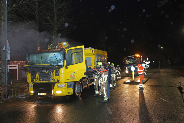 Strooiwagen vat vlam tijdens gladheidsbestrijding in Waalwijk
