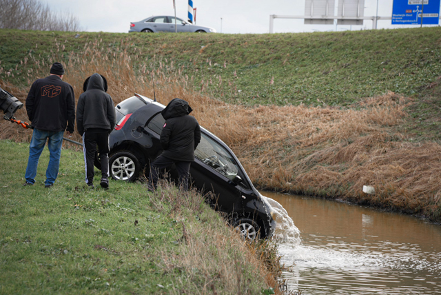 Auto te water aan de Keurweg: remmen weigeren dienst in verraderlijke bocht