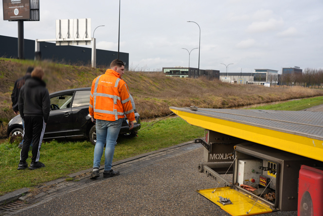 Auto te water aan de Keurweg: remmen weigeren dienst in verraderlijke bocht