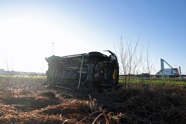 Bestelbus vliegt over sloot na crash op A59 bij Waalwijk