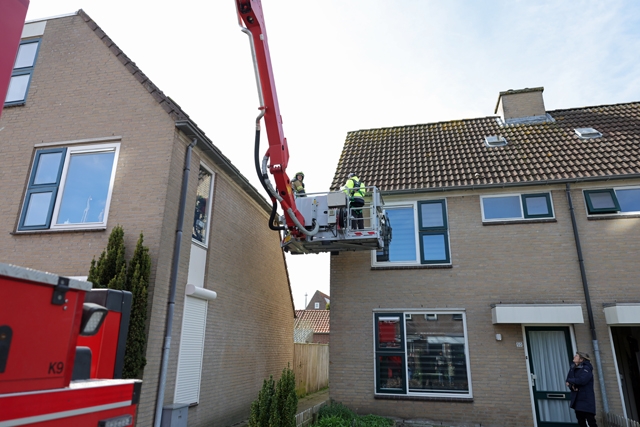 Brandweer redt kauwtje uit hachelijke positie aan de Mede