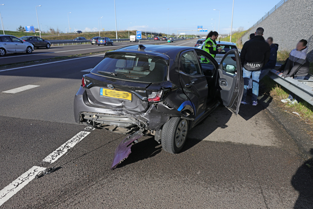 Dagje Efteling eindigt in ravage op A59: Drie auto's betrokken bij kettingbotsing