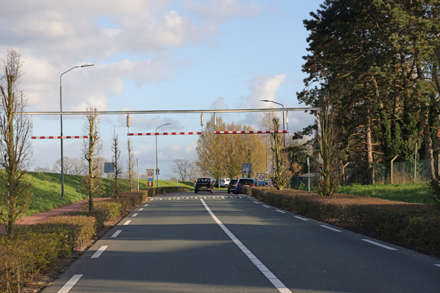 Blunderende chauffeur negeert hoogtemeters en rijdt vrachtwagen muurvast in berm aan de Hoogeindse Rondweg
