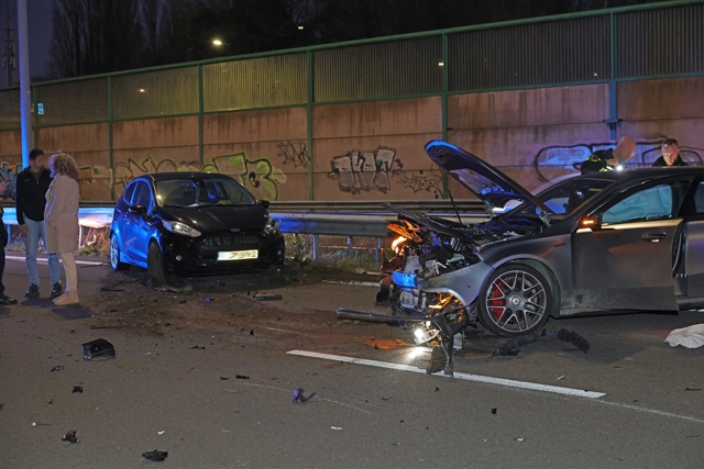Grote ravage op A59 bij Waalwijk: Bestelbus op zijn kant, gewonde onder politiebegeleiding afgevoerd