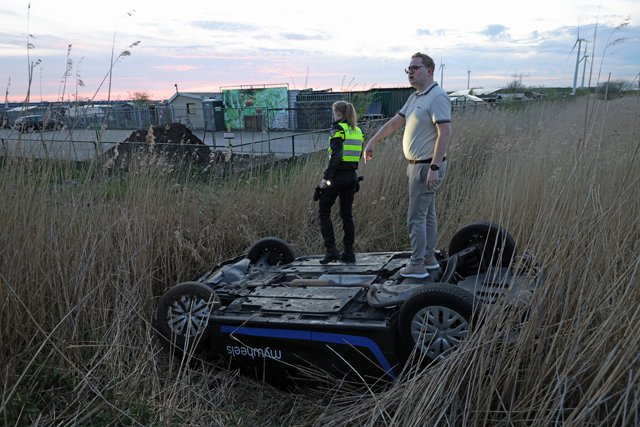 Zoekactie na crash deelauto in sloot aan Weteringweg: Bestuurder spoorloos