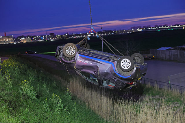 Zoekactie na crash deelauto in sloot aan Weteringweg: Bestuurder spoorloos