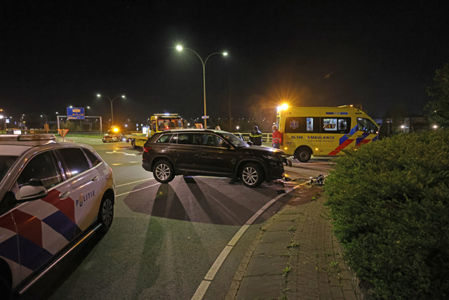 Auto ramt betonblokken op rotonde Noorder Allee: Bestuurder ziet rotonde over het hoofd