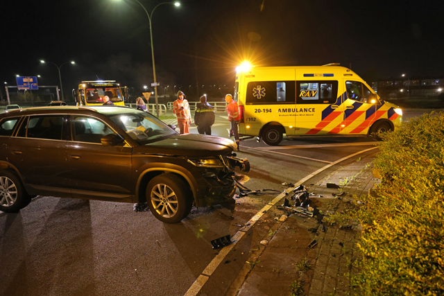 Auto ramt betonblokken op rotonde Noorder Allee: Bestuurder ziet rotonde over het hoofd