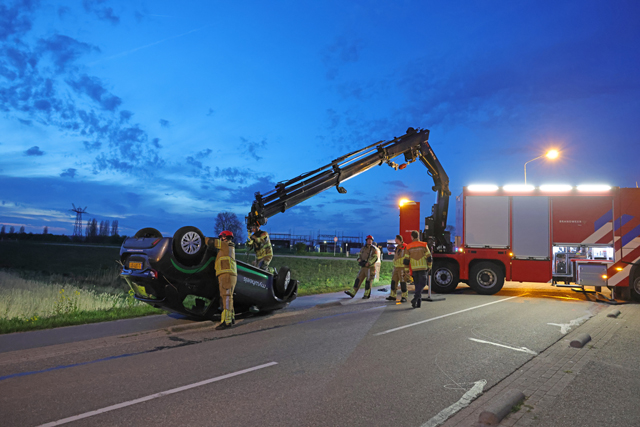 Zoekactie na crash deelauto in sloot aan Weteringweg: Bestuurder spoorloos