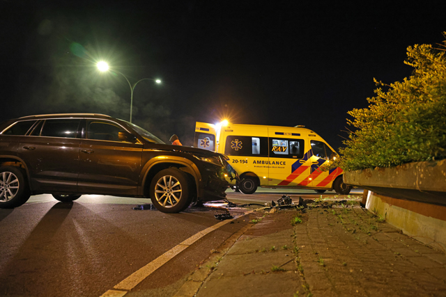 Auto ramt betonblokken op rotonde Noorder Allee: Bestuurder ziet rotonde over het hoofd