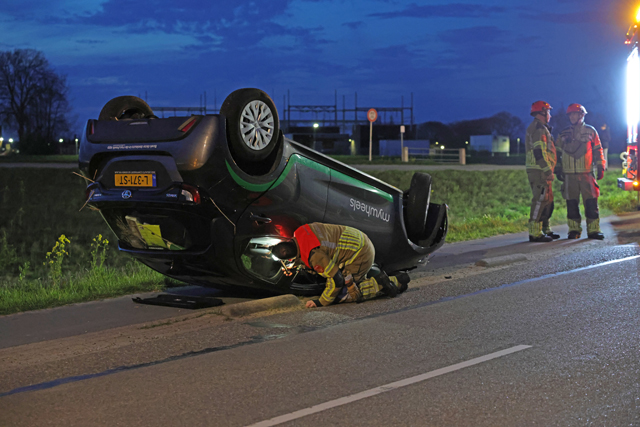 Zoekactie na crash deelauto in sloot aan Weteringweg: Bestuurder spoorloos