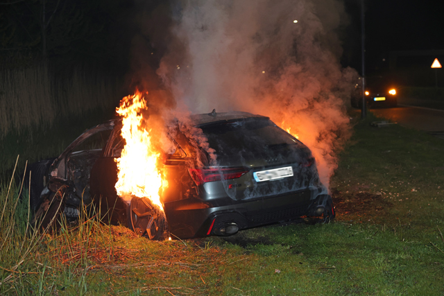 Exclusieve Audi RS6 volledig uitgebrand na crash op Prof. Asserweg