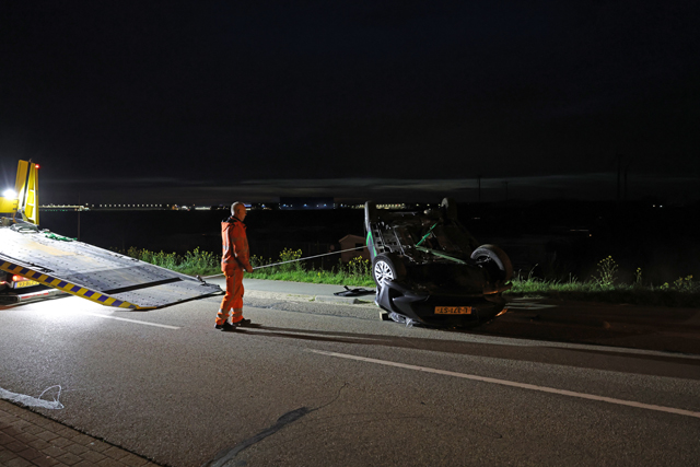 Zoekactie na crash deelauto in sloot aan Weteringweg: Bestuurder spoorloos