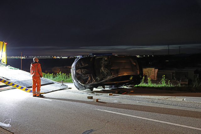 Zoekactie na crash deelauto in sloot aan Weteringweg: Bestuurder spoorloos