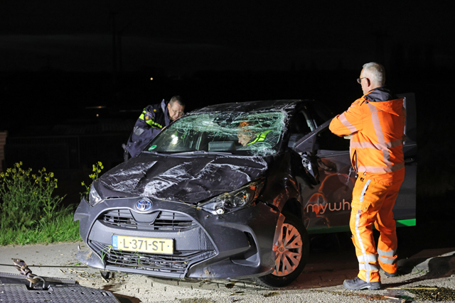Zoekactie na crash deelauto in sloot aan Weteringweg: Bestuurder spoorloos