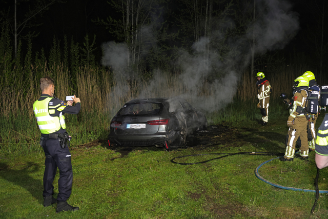 Exclusieve Audi RS6 volledig uitgebrand na crash op Prof. Asserweg