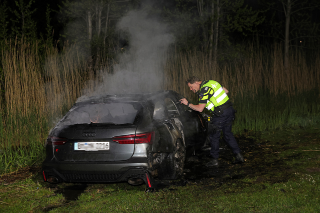 Exclusieve Audi RS6 volledig uitgebrand na crash op Prof. Asserweg