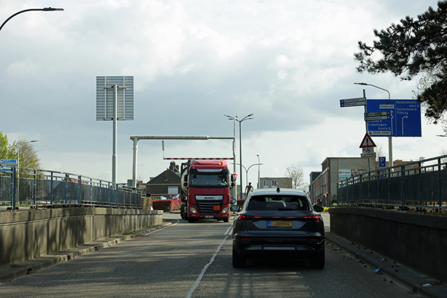 Vrachtwagen ramt hoogtemeter bij berucht viaduct Hertog Janstraat