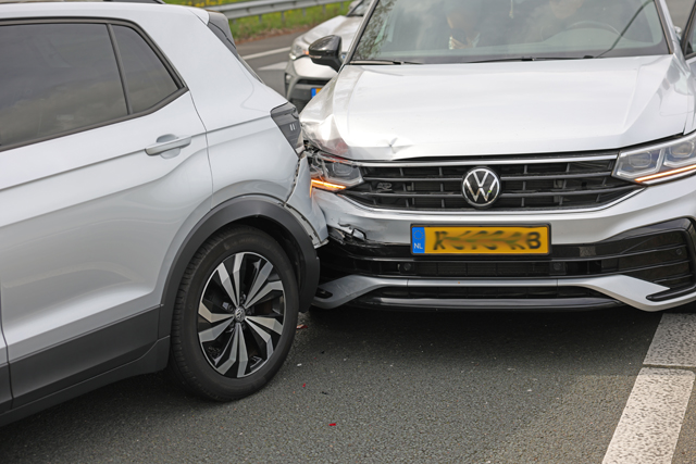 Weekendje weg eindigt in kettingbotsing op A59 bij Waalwijk
