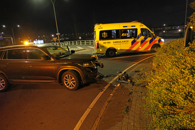 Auto ramt betonblokken op rotonde Noorder Allee: Bestuurder ziet rotonde over het hoofd