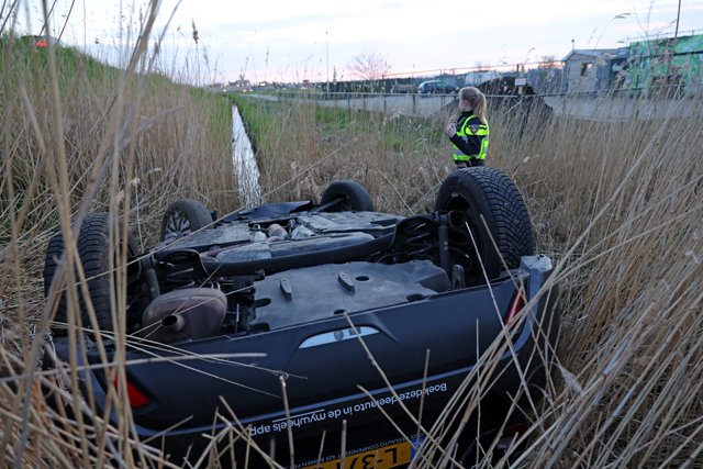 Zoekactie na crash deelauto in sloot aan Weteringweg: Bestuurder spoorloos