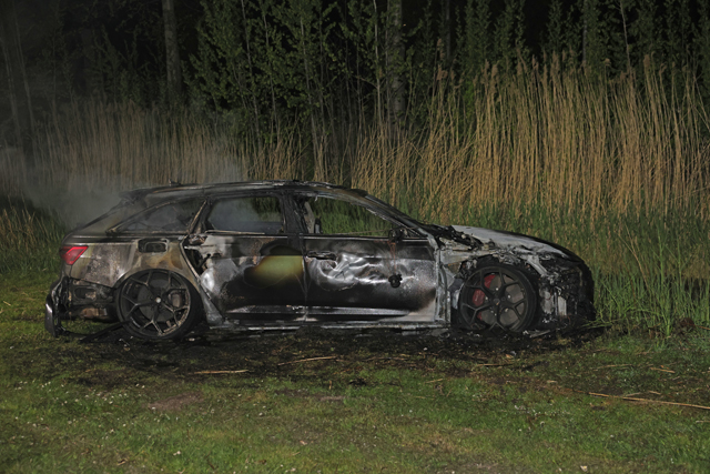 Exclusieve Audi RS6 volledig uitgebrand na crash op Prof. Asserweg