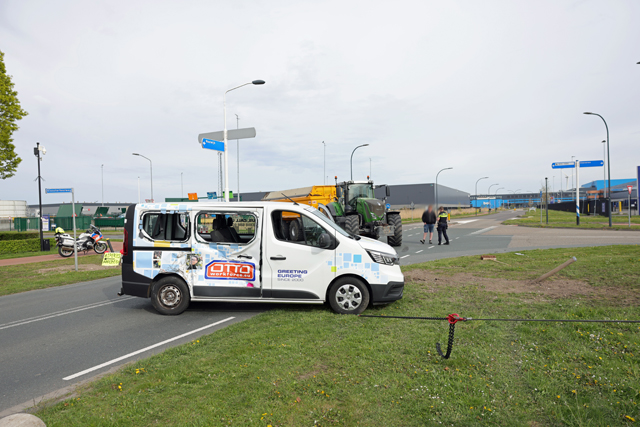 Ravage na botsing tussen tractor en bestelbus op Weteringweg