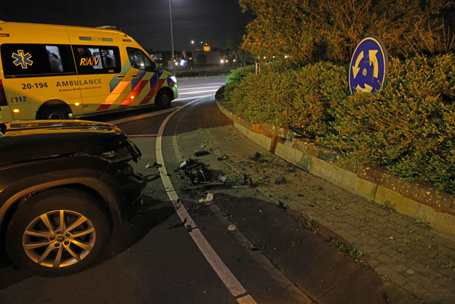 Auto ramt betonblokken op rotonde Noorder Allee: Bestuurder ziet rotonde over het hoofd
