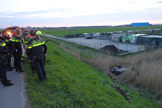 Zoekactie na crash deelauto in sloot aan Weteringweg: Bestuurder spoorloos