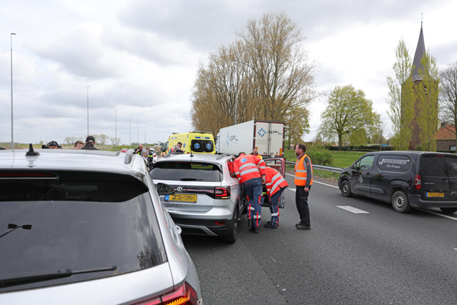 Weekendje weg eindigt in kettingbotsing op A59 bij Waalwijk