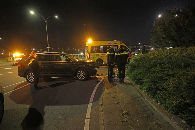 Auto ramt betonblokken op rotonde Noorder Allee: Bestuurder ziet rotonde over het hoofd