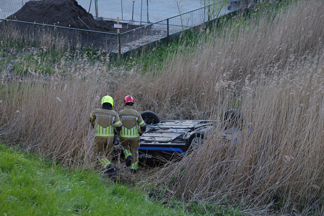 Zoekactie na crash deelauto in sloot aan Weteringweg: Bestuurder spoorloos