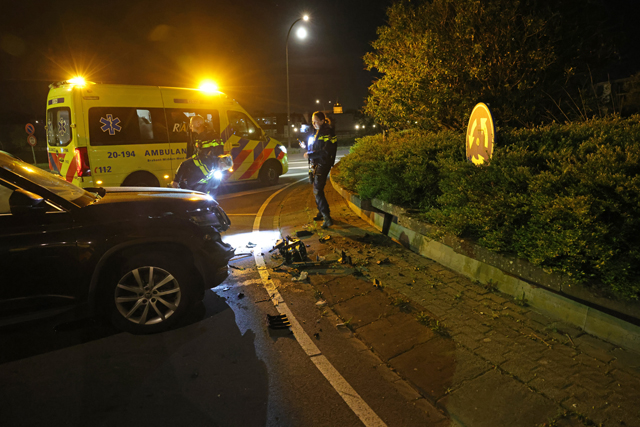 Auto ramt betonblokken op rotonde Noorder Allee: Bestuurder ziet rotonde over het hoofd