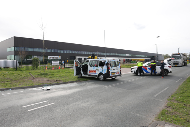 Ravage na botsing tussen tractor en bestelbus op Weteringweg