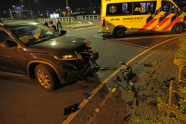 Auto ramt betonblokken op rotonde Noorder Allee: Bestuurder ziet rotonde over het hoofd
