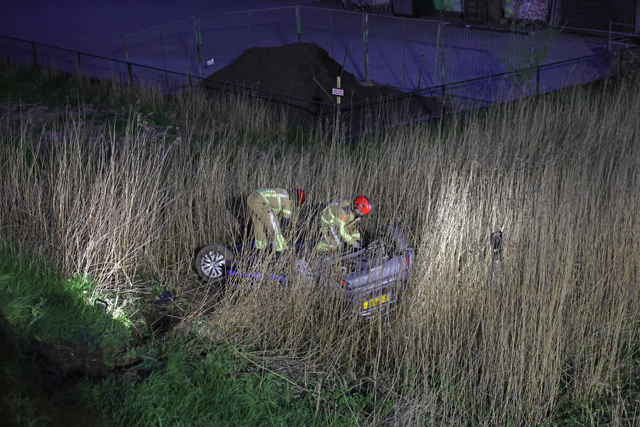 Zoekactie na crash deelauto in sloot aan Weteringweg: Bestuurder spoorloos