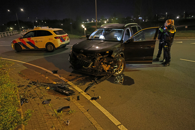 Auto ramt betonblokken op rotonde Noorder Allee: Bestuurder ziet rotonde over het hoofd