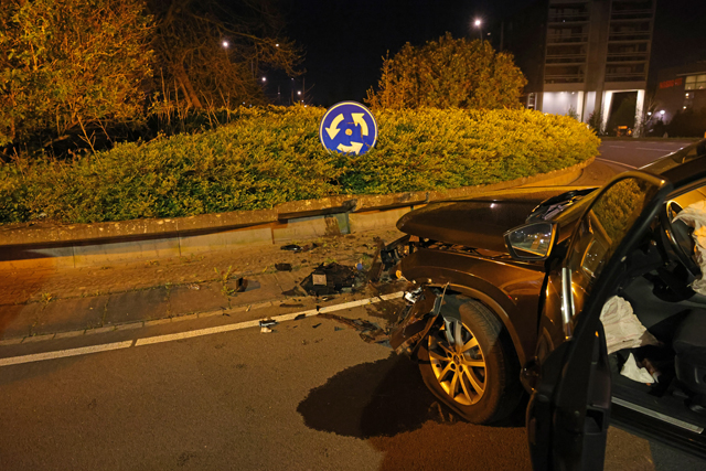 Auto ramt betonblokken op rotonde Noorder Allee: Bestuurder ziet rotonde over het hoofd